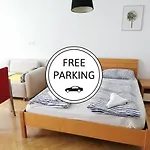 Apartment Centre With A Balcony And Free Parking *