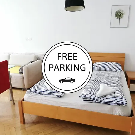 Apartment Centre With A Balcony And Free Parking *