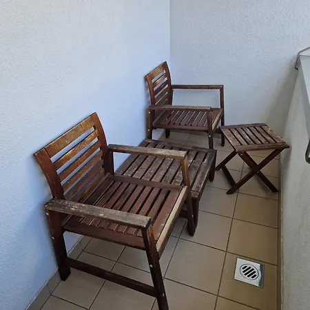 Apartment Centre With A Balcony And Free Parking